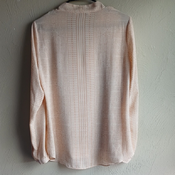 Rose & Olive Pink Relaxed‎ Blouse with Buttoned Sleeves - Picture 3 of 6